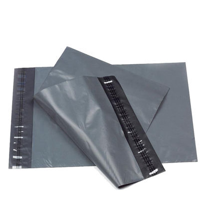 Confezionamento di pacchi di posta in plastica colorata compostabile