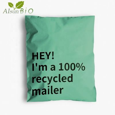 Confezionamento di pacchi di posta in plastica colorata compostabile